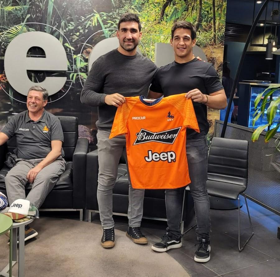 CAPITANES. Gabriel Ascárate y Máximo Zerda presentan la camiseta de Tucumán que se utilizará este sábado ante Córdoba. FOTO: Federico Espósito 