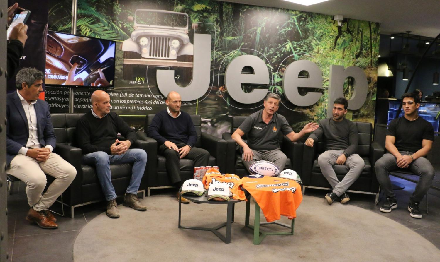 CONFERENCIA. En una reunión brindada en la sede de Boork Motors se presentó la nueva camiseta naranja. FOTO: Tomás Gray 