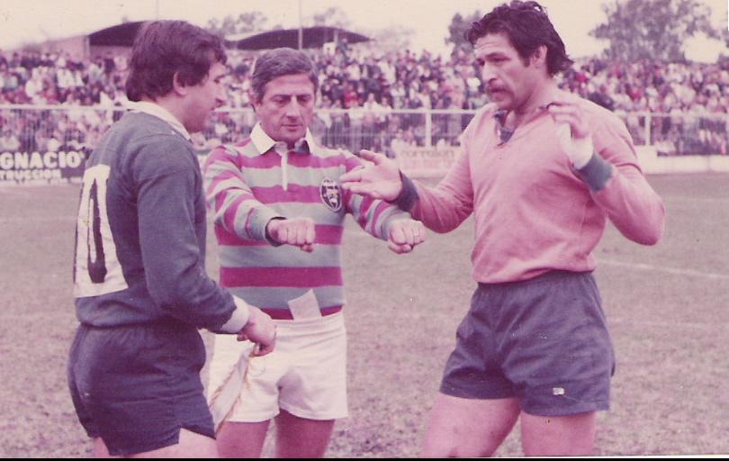 DOS GRANDES CAPITANES. El Gallo Hector Cabrera le cede la elección del sorteo a Hugo Porta, ante la mirada del referee Roque Daneri. FOTO: Tomas Gray 