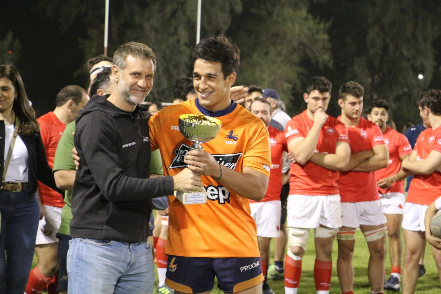 COPA. El capitán tucumano Máximo Zerda recibe la Copa Jeep de manos de Luciano Mazzeo, en representación de la empresa. FOTO: Tomás Gray 