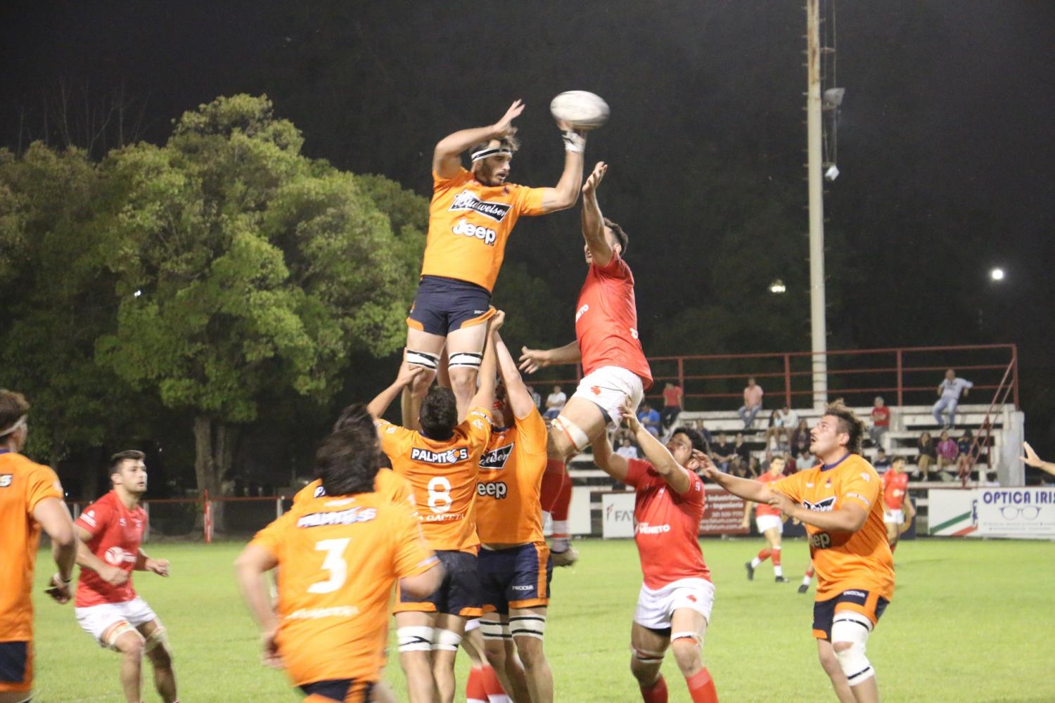 DUELO EN LAS ALTURAS. Simón Poliche gana la pelota en un line durante el partido que Tucumán le ganó a Córdoba. FOTO: Tomás Gray 