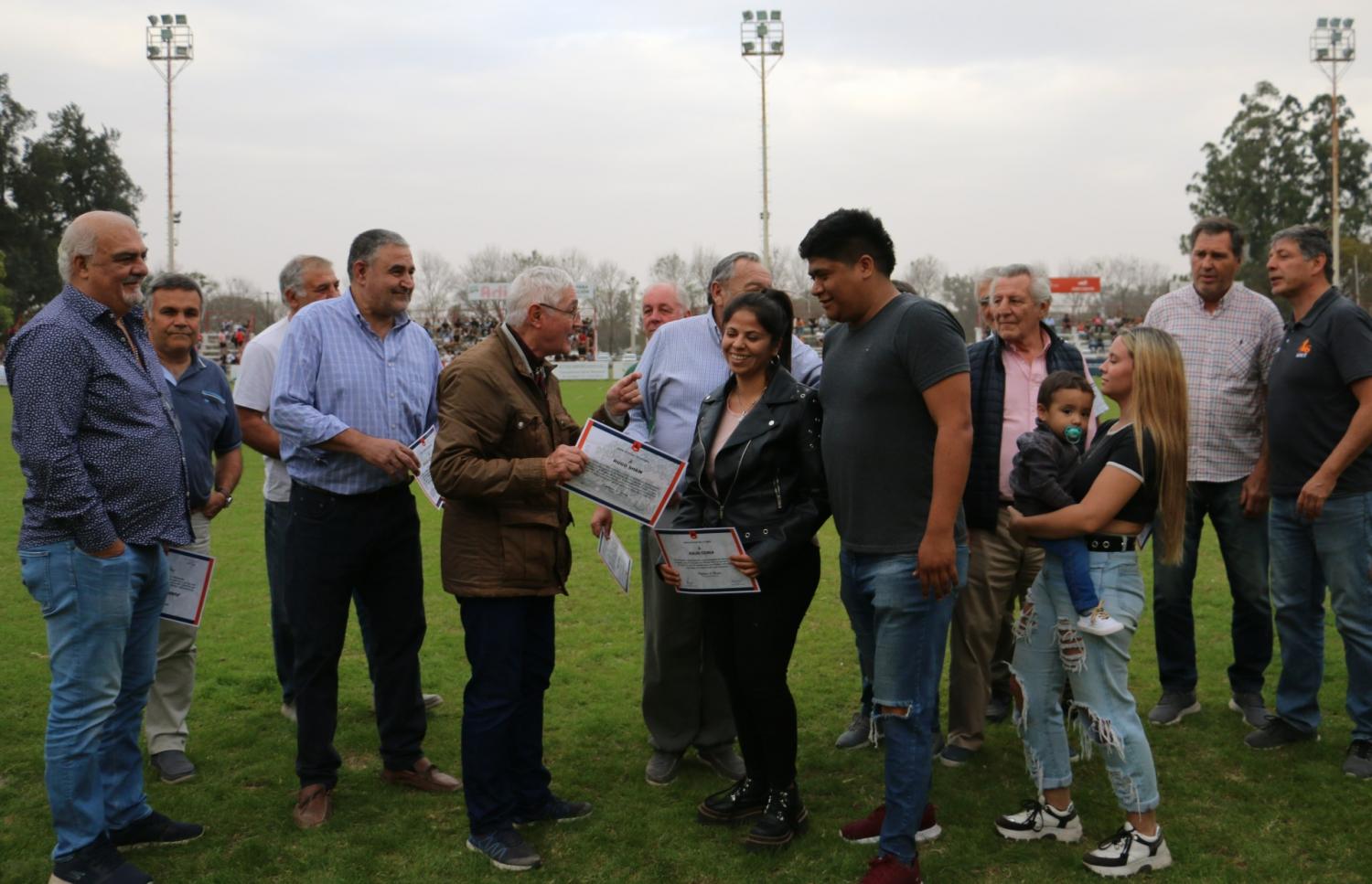 EMOTIVO. Los Naranjas 82 y 92 saludan a los hijos de Julio Coria que se integraron al homenaje. FOTO: Tomás Gray 