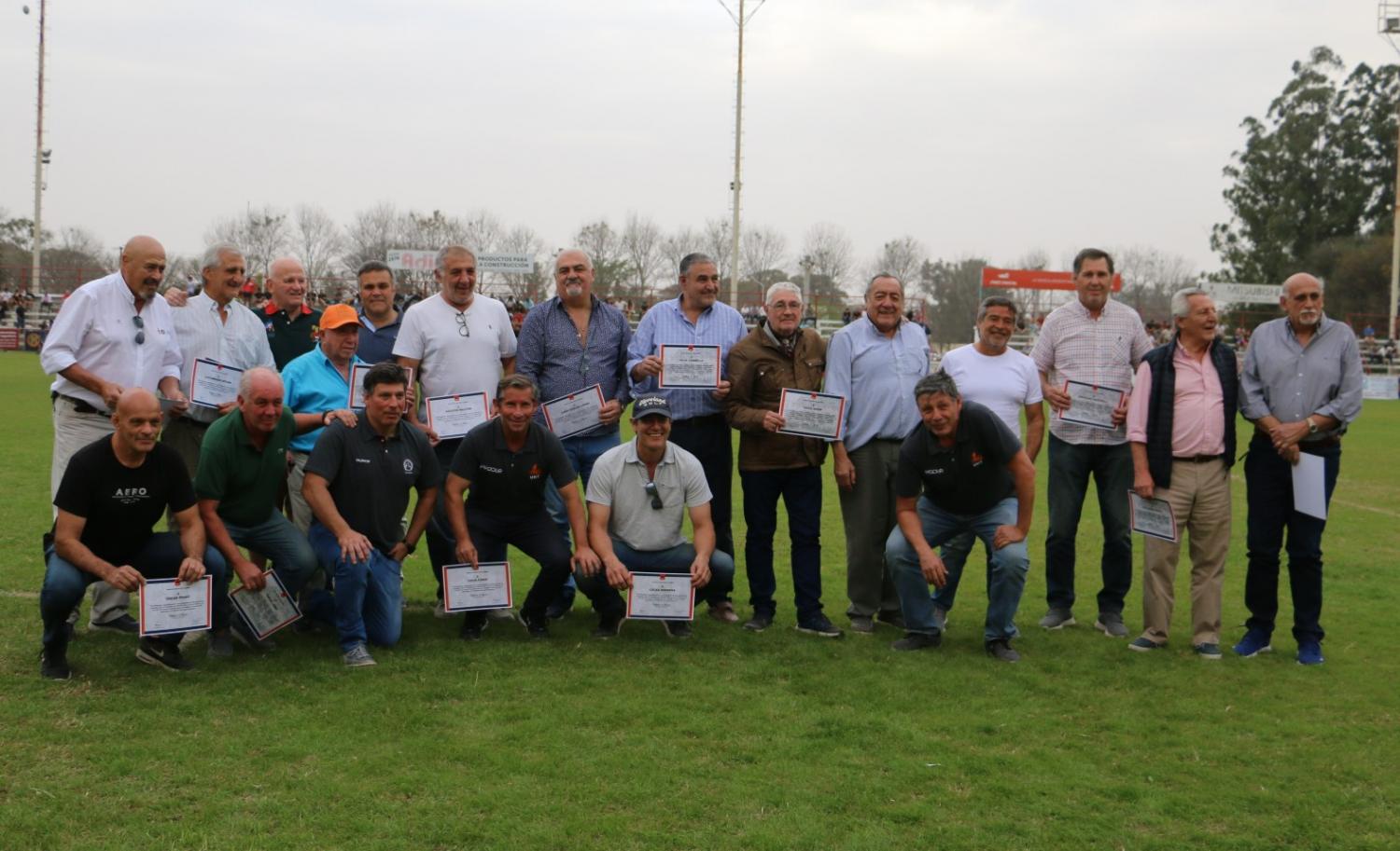 EMOTIVO. Viejas glorias de nuestro rugby, los Naranjas del 82 y del 92 reciben el reconocimiento de la URT por sus inolvidables victorias sobre Los Pumas y sobre Francia. FOTO: Tomás Gray 