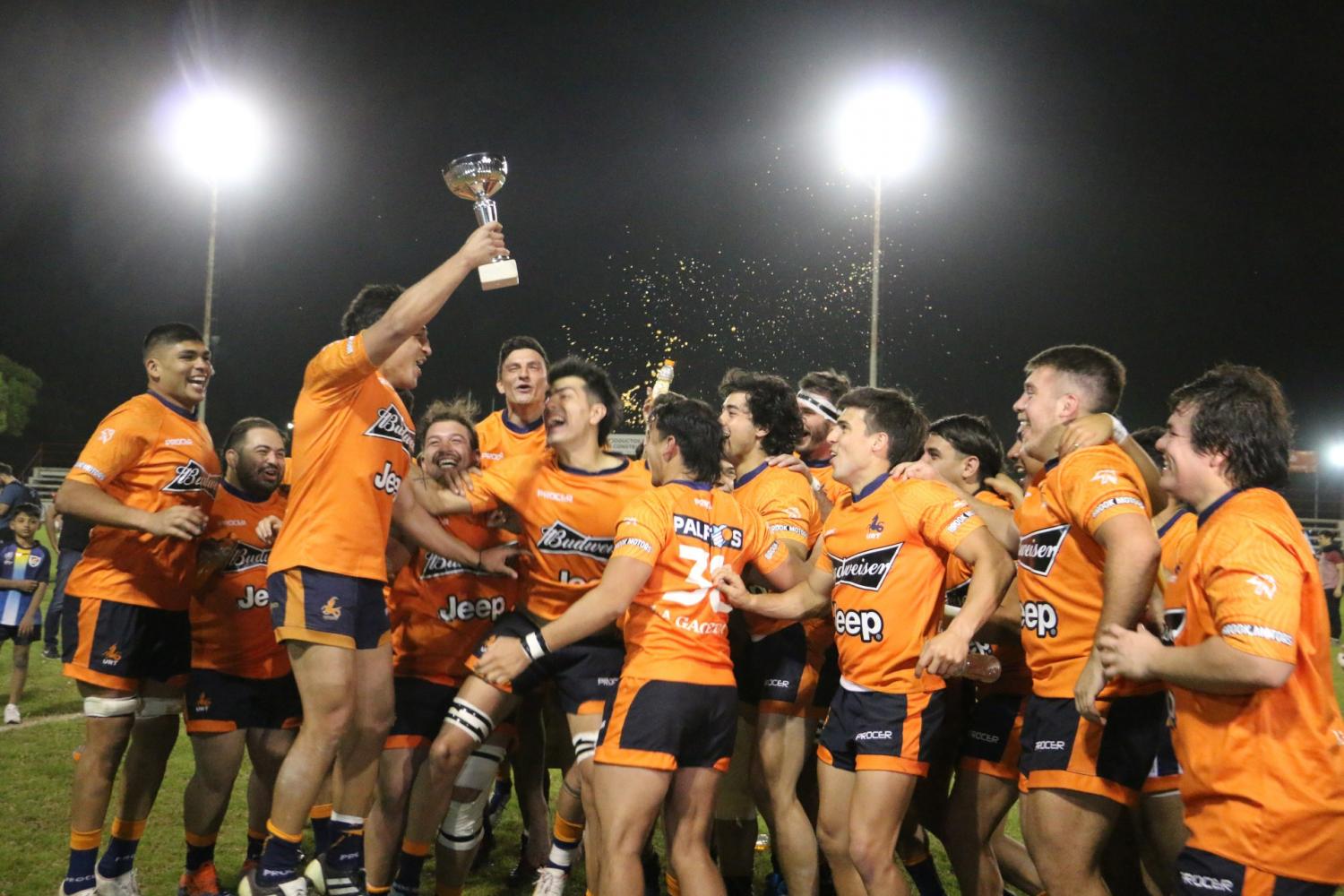 FESTEJO. Los Naranjas celebran con la Copa Jeep en sus manos, tras el partido que le ganaron a Córdoba. FOTO: Tomás Gray 