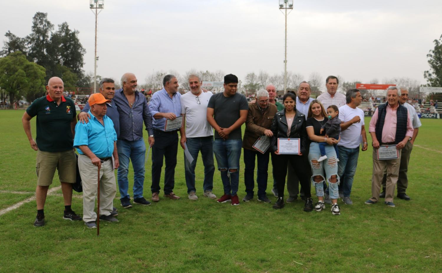 HOMENAJE. Los Naranjas 82 y 92 recibieron sus diplomas recordatorios por sus victorias sobre Los Pumas y sobre Francia. FOTO: Tomás Gray 