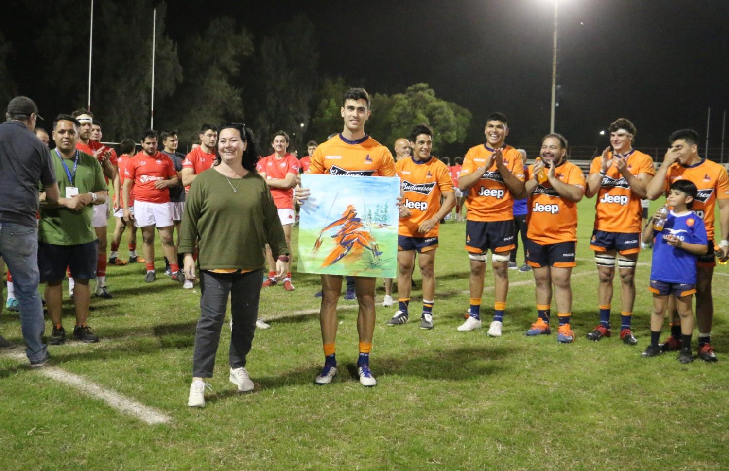 MAN OF THE MATCH. Juan Manuel Molinuevo, figura del partido, recibe su premio  de manos de la artista plástica Mariela Belloto, autora de la pintura. FOTO: Tomás Gray 