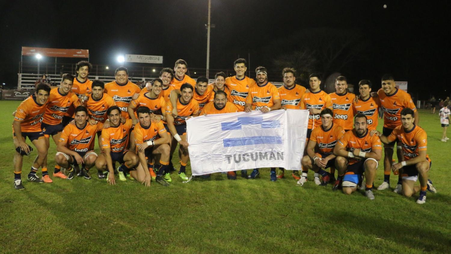 MARCA. Los jugadores de Tucumán posan con la bandera de Marca Tucumán. FOTO: Tomás Gray 