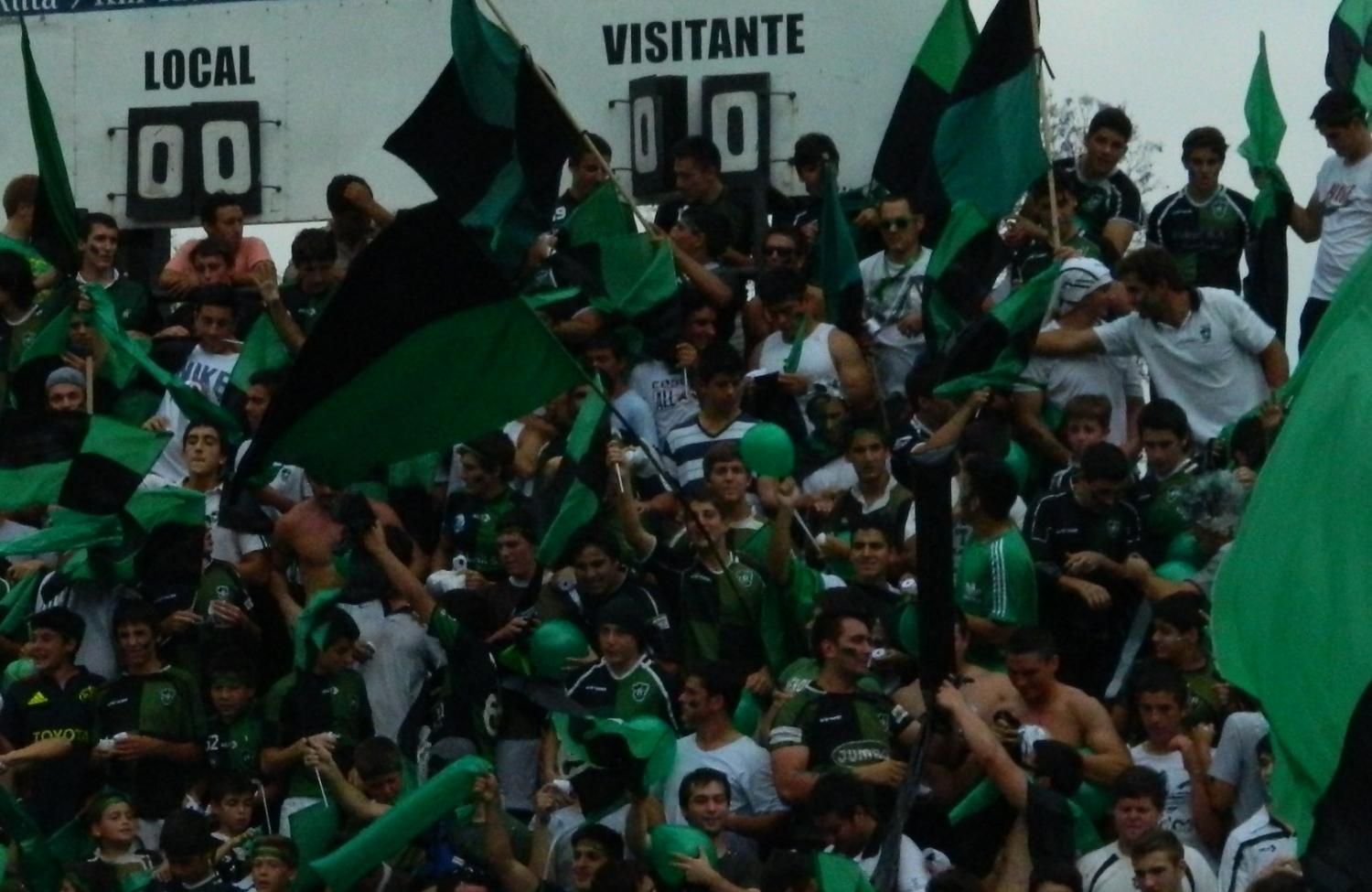 VERDINEGROS. Los hinchas y seguidores de Tucumán Rugby alentando siempre al equipo. 