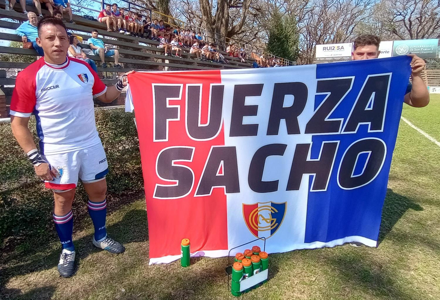 FUERZA SACHO. La bandera con la que salió el plantel en apoyo a su compañero Salustiano Vergara que sufrió la rotura de los cruzados el partido pasado. 