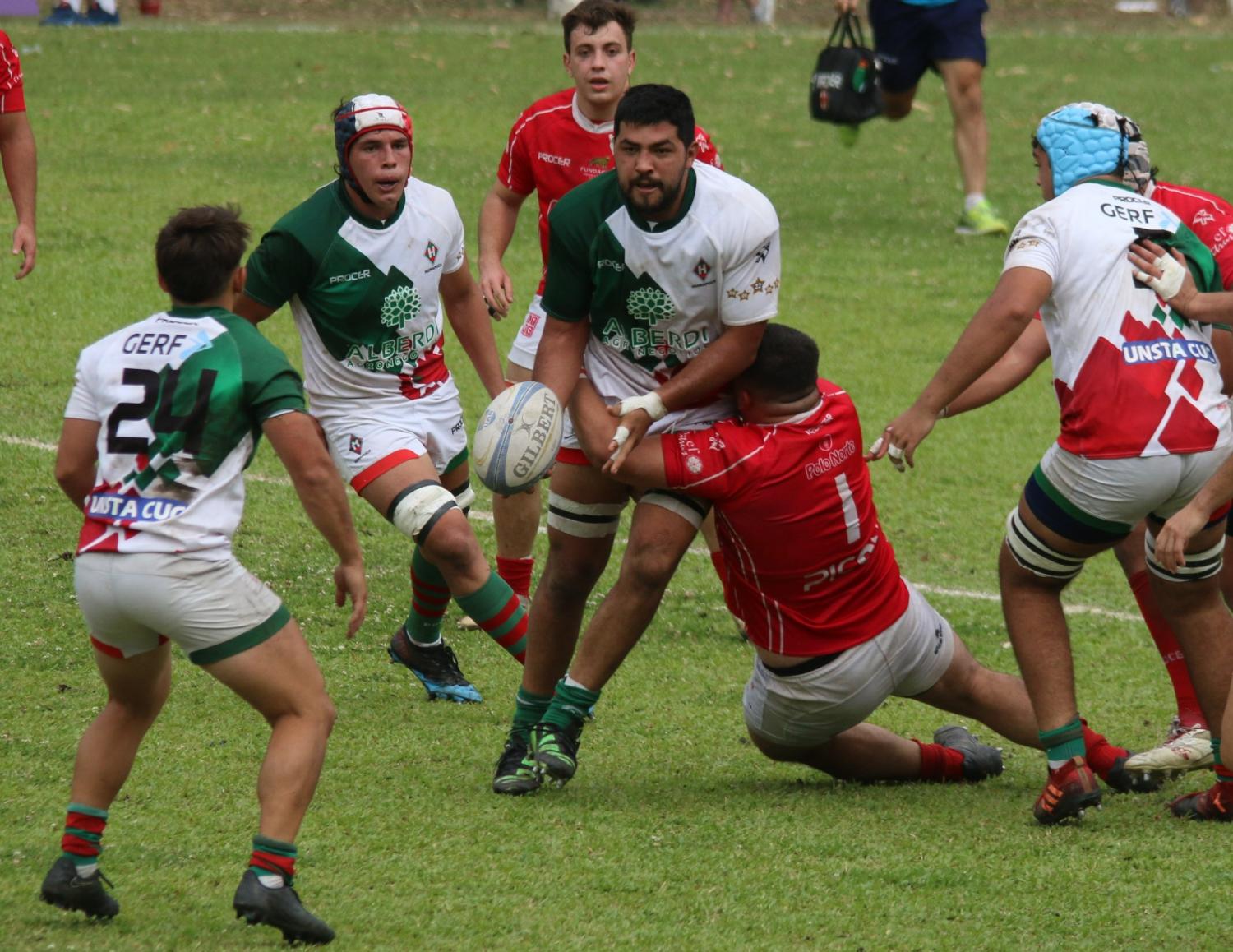 BAJO PRESION. Isaac Córdoba busca superar la defensa de Los Tarcos en el partido que ganó Huirapuca y avanzó a las semifinales del Interior. FOTO: Tomás Gray 