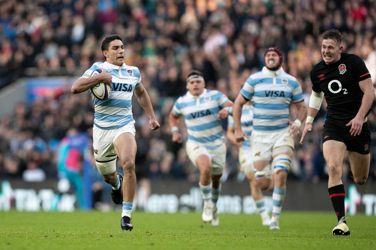 RUMBO AL TRY. Santiago Carreras se dirige al ingoal para anotar el segundo try de Los Pumas. FOTO: Prensa UAR 