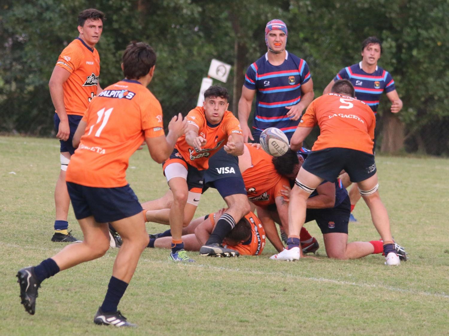 ABRIENDO EL JUEGO. El medio scrum Juan Manuel Herrera habilita la pelota a sus backs en un ataque de los Naranjas. FOTO: Tomás Gray / TTNOA 