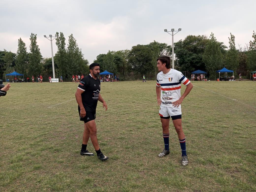 EMOCIÓN PLENA 1. Eduardo y Santiago Romano se abrazan en el entretiempo luego de cumplirse el sueño de ambos. FOTO: José Manuel Prieto 