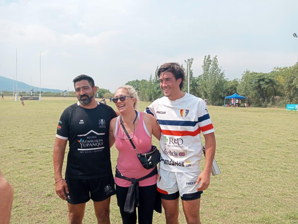 LA FAMILIA COMPLETA. Eduardo, Andrea y Santiago contentos luego del partido jugado. FOTO: José Manuel Prieto 