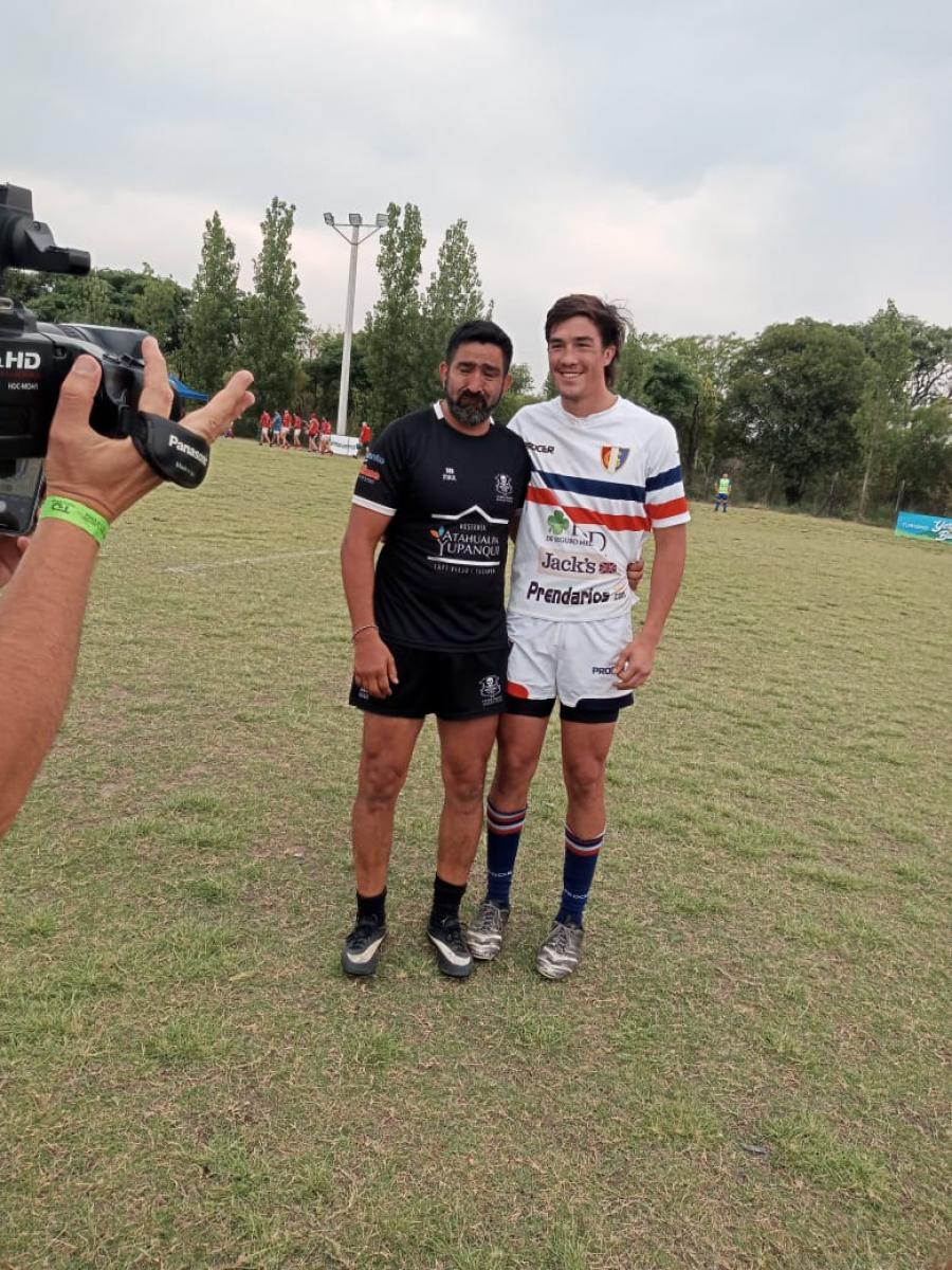 NO PUDO CONTENER LAS LÁGRIMAS. Eduardo rompe en llanto luego de haberse enfrentado a su propio hijo en una cancha de rugby. FOTO: José Manuel Prieto 