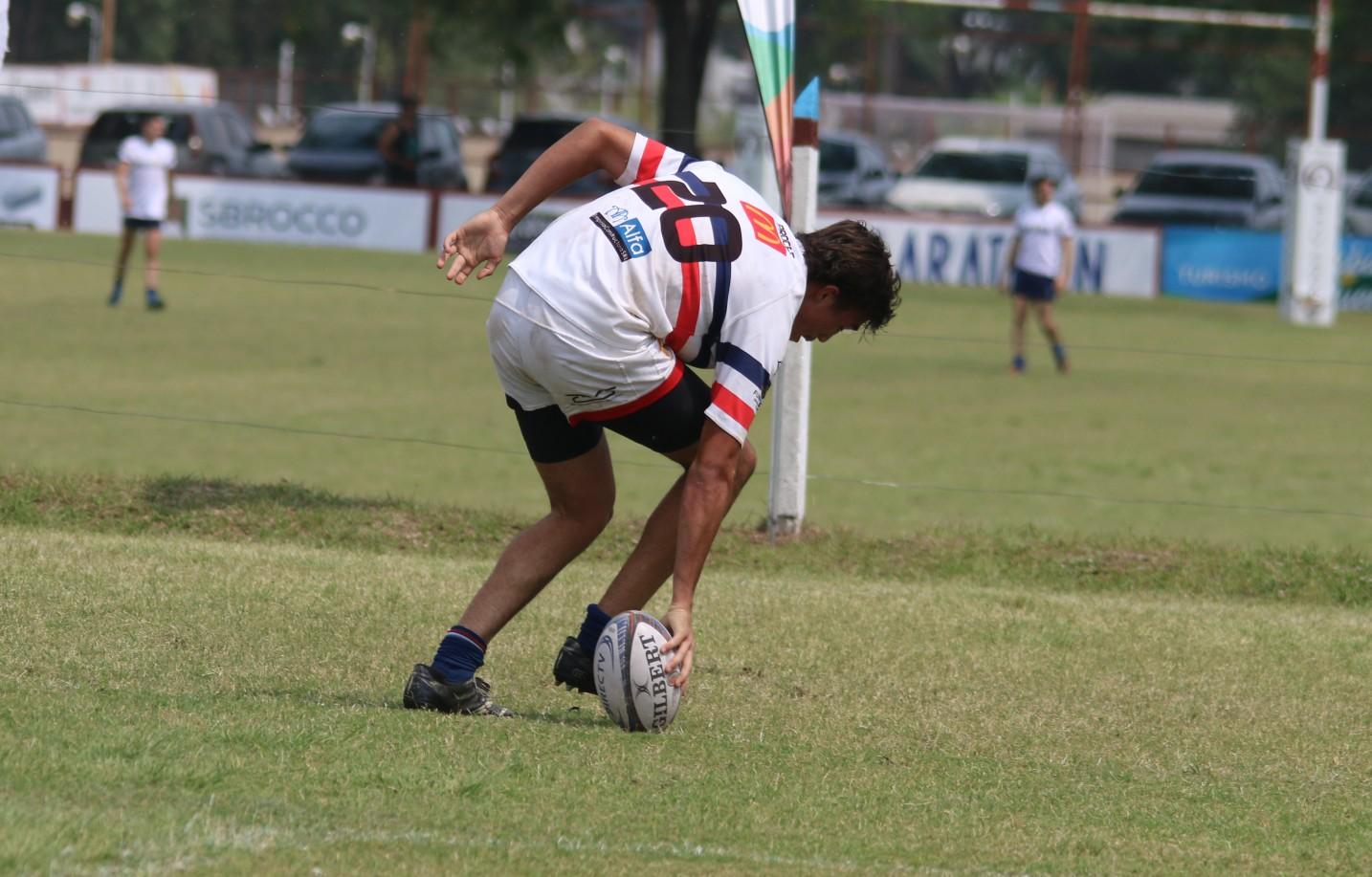 TRY DE ROMANO HIJO. Santiago le anota un try a Corsarios, jugando para Natación. FOTOS: Tomás Gray/TTNOA  