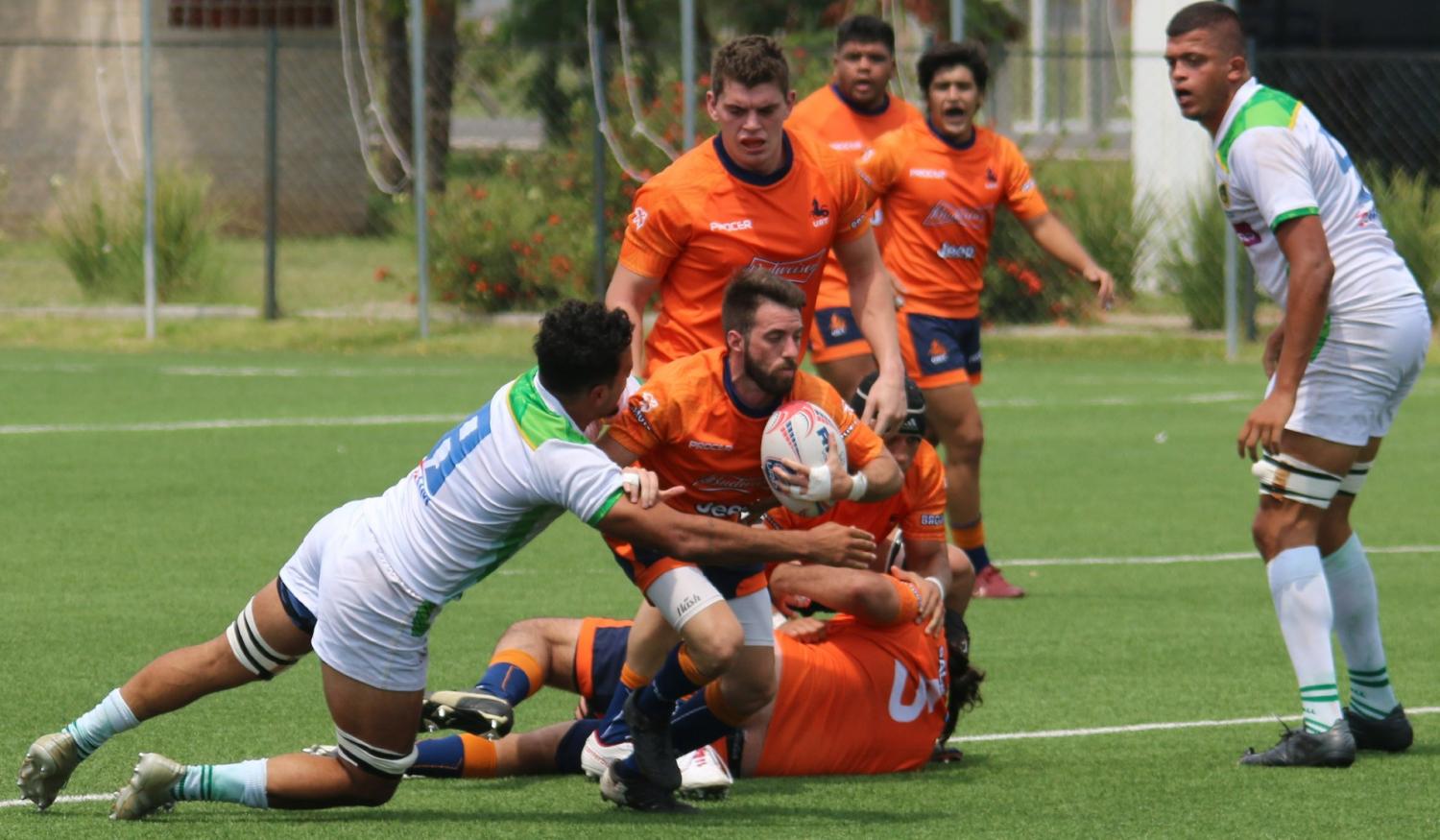 AVANZANDO. Joaquín López Islas intentando ganar terreno tras una formación, con la marca encima. FOTO: Tomás Gray 