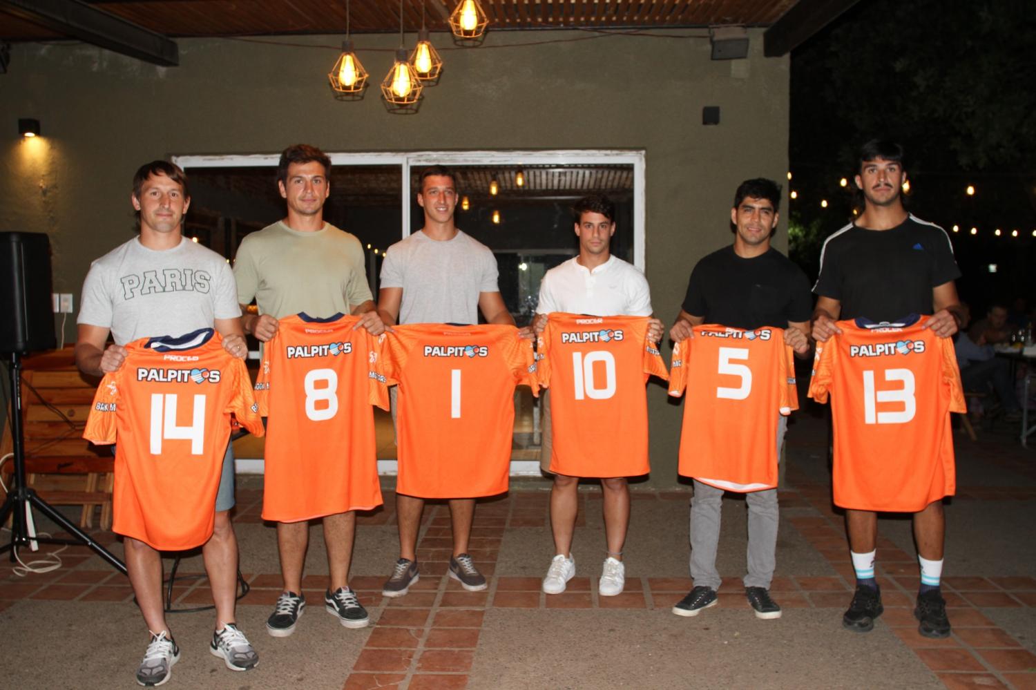 CAMISETAS. Los jugadores del Seven Naranja recibieron las camisetas que utilizaron en el Seven de Paraná. FOTO: Pablo Iovane 