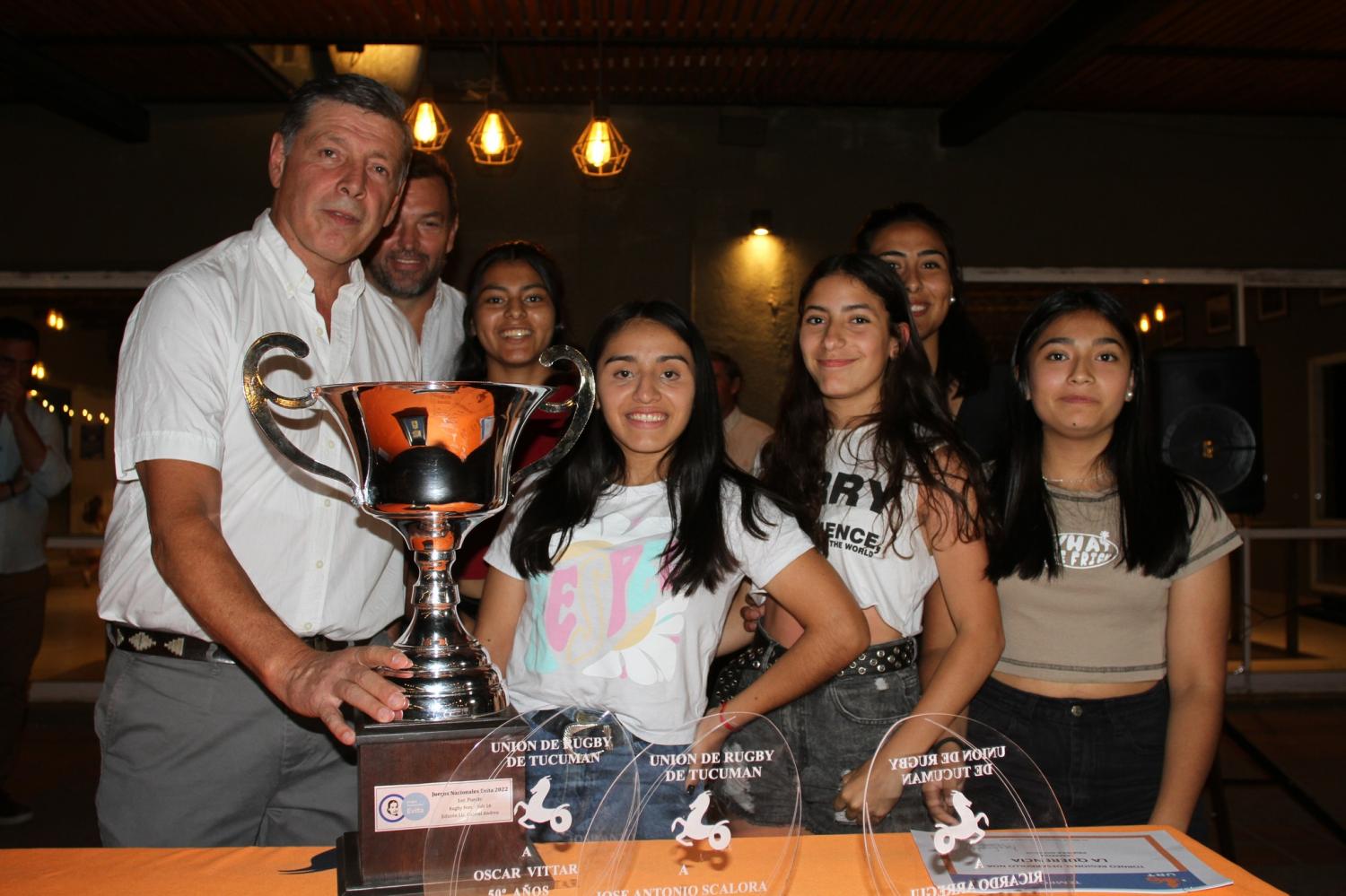 CAMPEONAS. Las chicas que se consagraron en los Juegos Evitas entregaron la copa ganada a la URT. FOTO: Pablo Iovane 