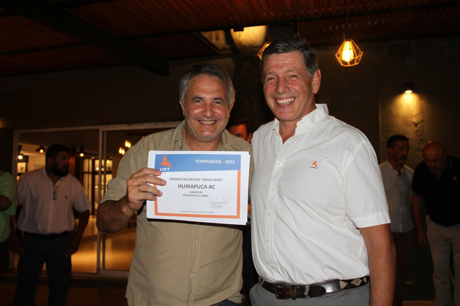 Huirapuca recibe el diploma como campeón del Regional del NOA. Santiago Taboada le hizo entrega a Miguel López. FOTO: Pablo Iovane 