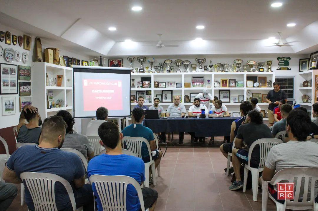 TODOS PRESENTES. Los jugadores desde la categoria M-13 hasta la Primera participaron de la jornada en el club. FOTO: Prensa Los Tarcosla  