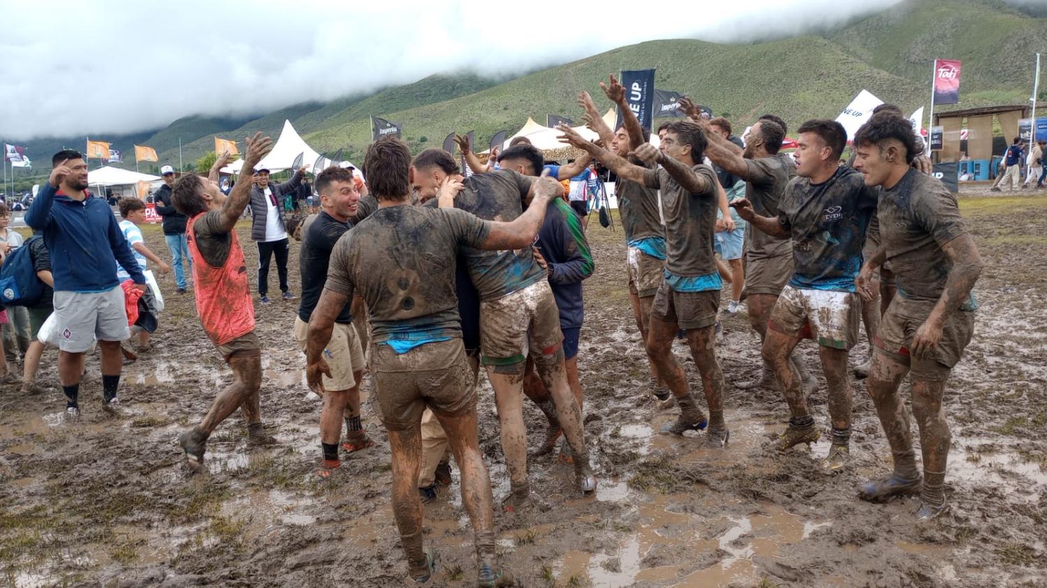 EL BARRO FUE PROTAGONISTA. GERF fue el campeón del Seven con una cancha que quedó muy dañada por la lluvia. FOTO: Tercer Tiempo NOA 