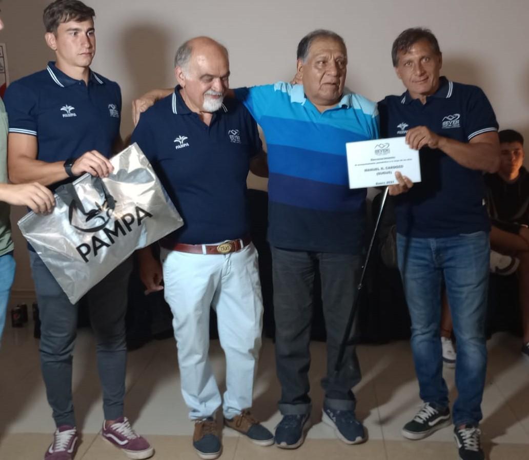 EMOCIÓN PURA PARA SUGUS. Salustiano Paz (h), Cayetano Fortino y Martín Terán, le entregan a  