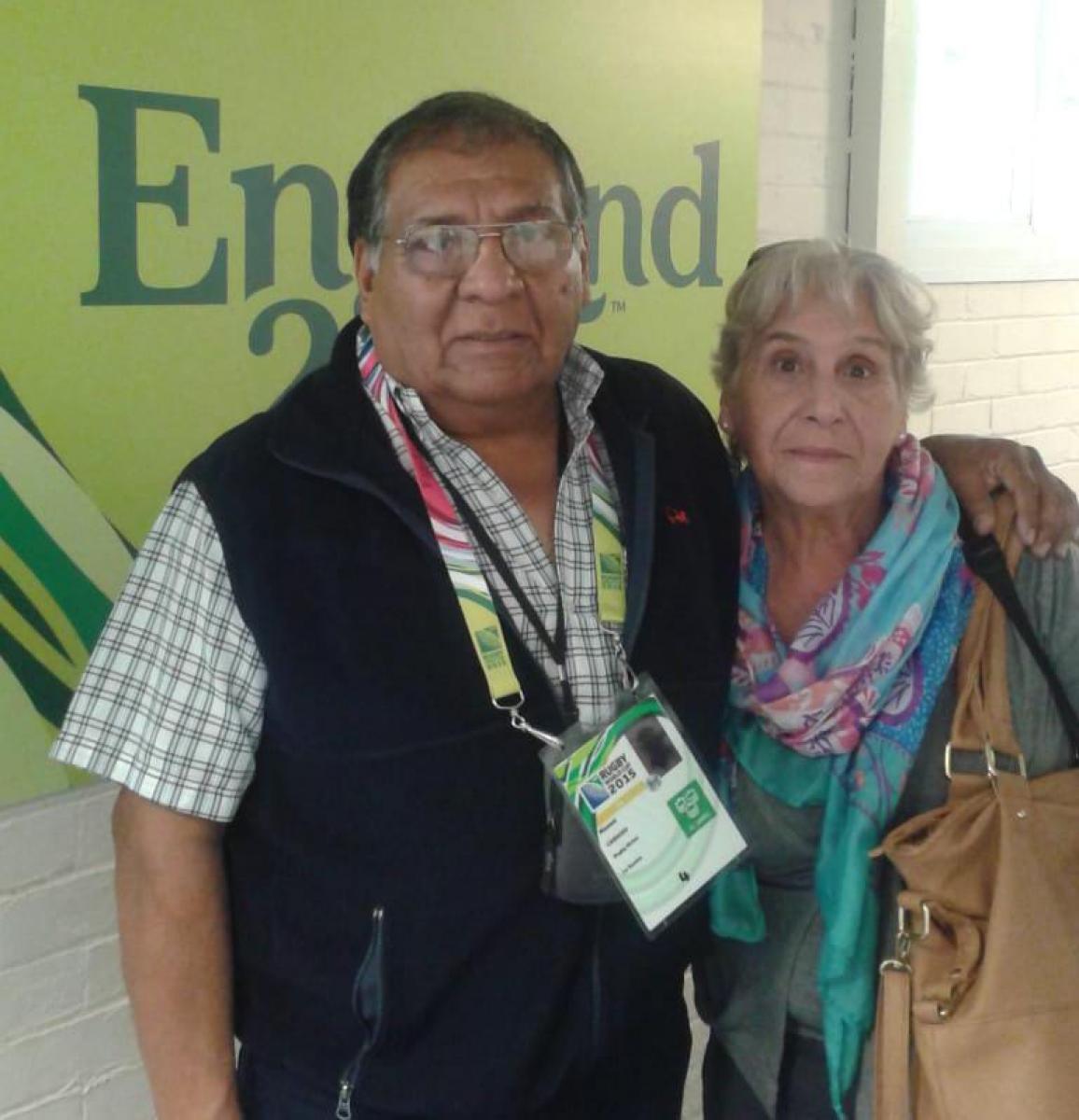 JUNTOS CUBRIENDO LO MÁXIMO. Manuel y su esposa Luisa, cubriendo un Mundial en la tierra del rugby. Foto: Gentileza de Manuel Cardozo 