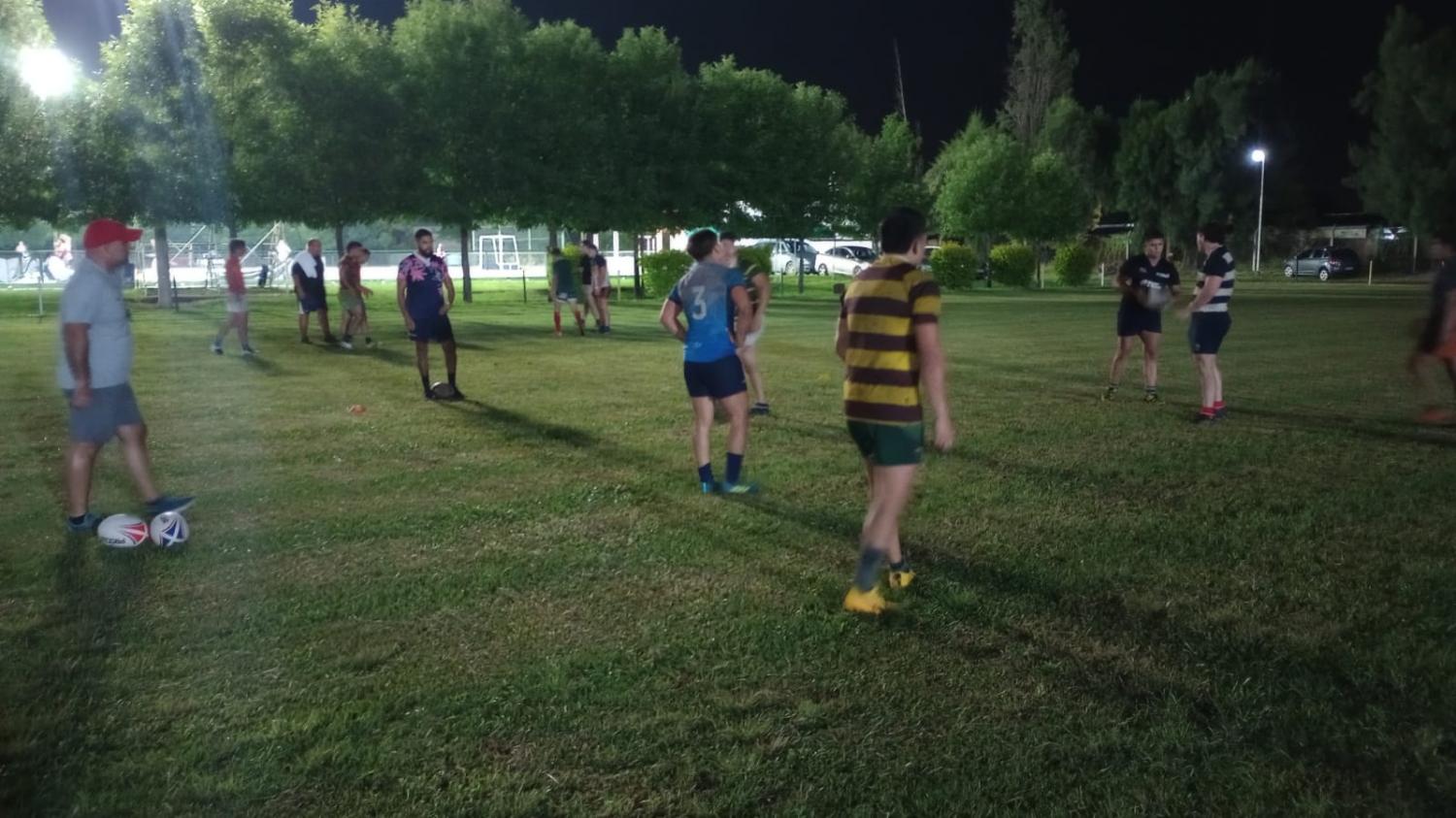 LA VOZ DE MANDO. Tejeda da indicaciones durante el entrenamiento. FOTO: Tercer Tiempo NOA 