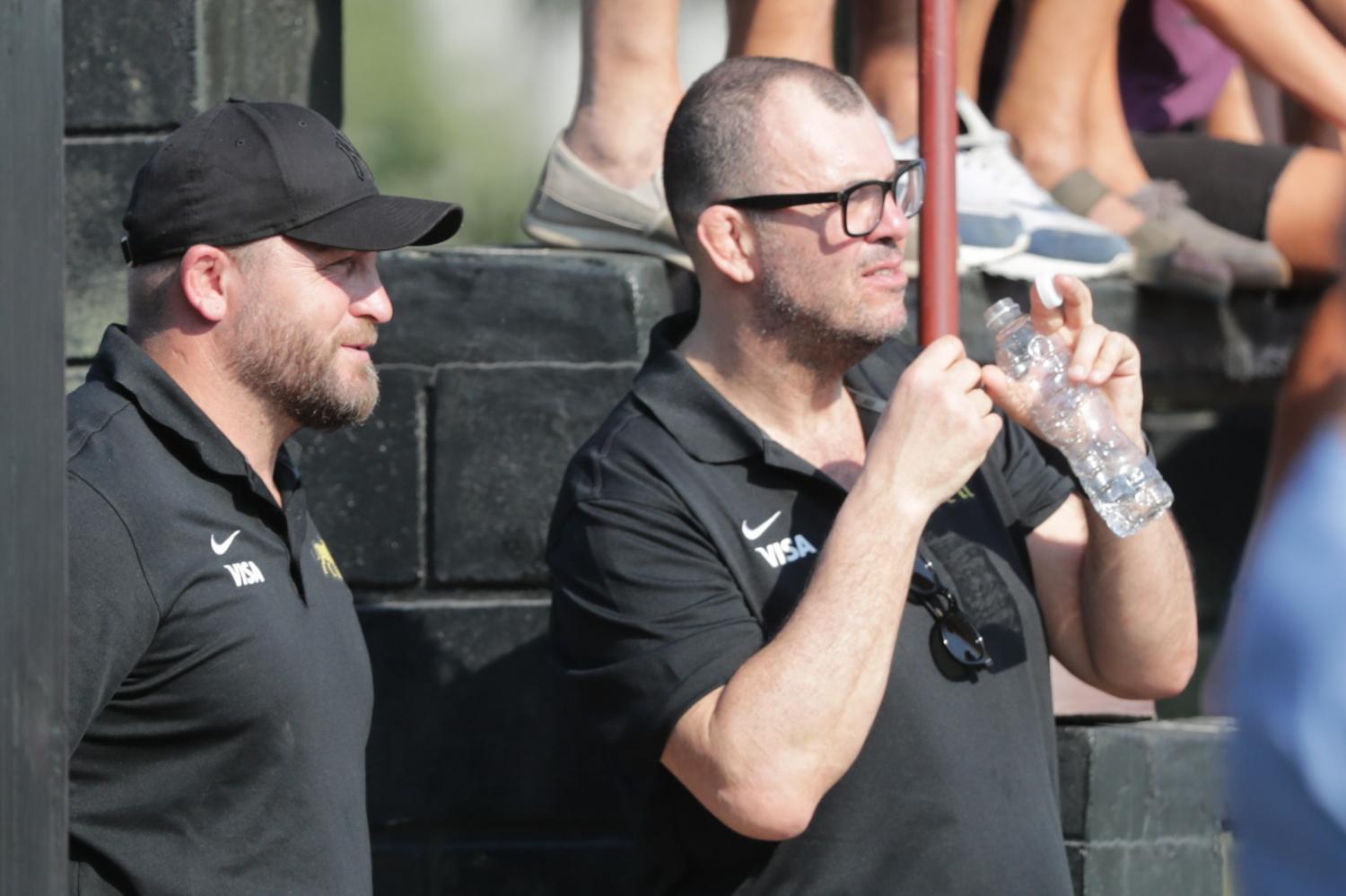 ATENTO A CADA DETALLE. Michael Cheika observo de cerca el partido junto con su cuerpo técnico. FOTO: Prensa UAR 