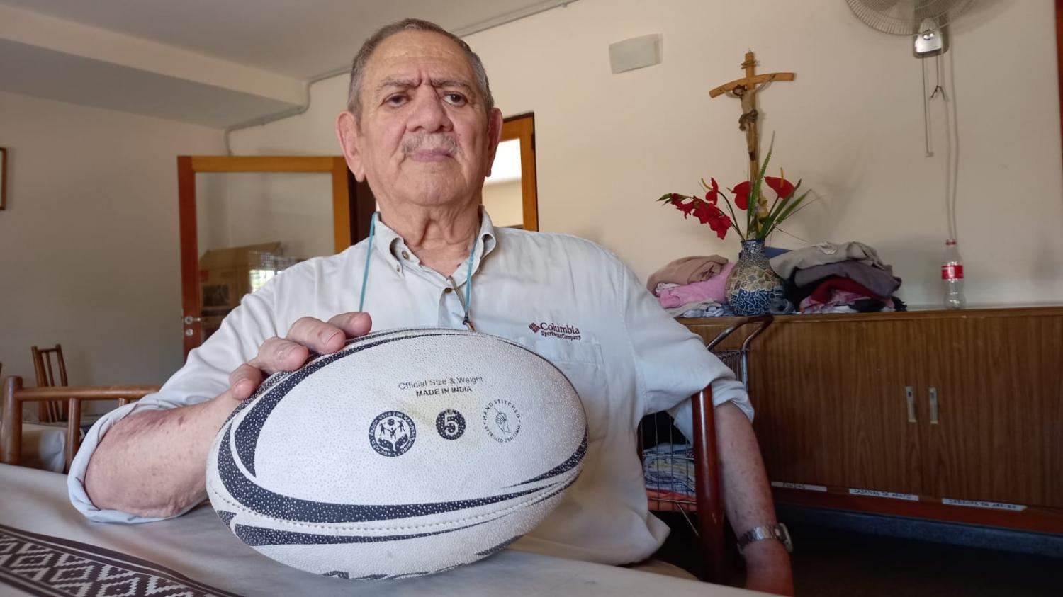 El Adiós a un grande. La última foto con su amado cuero ovalado. (FOTO: Patricio Guzmán) 