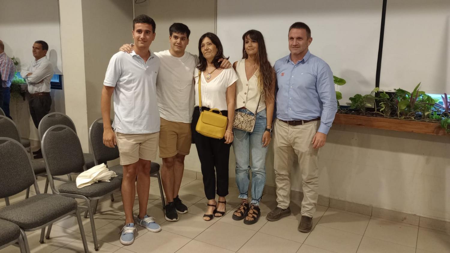 LA FAMILIA AGÜERO PRESENTE. Agustín Agüero Ponce de León (hijo), Alejandro Agüero Ponce de León (hijo), Mónica Ponce de León (viuda), y Guadalupe Agüero Ponce de León (hija) presenciaron la conferencia de prensa y posaron junto con Marcelo  