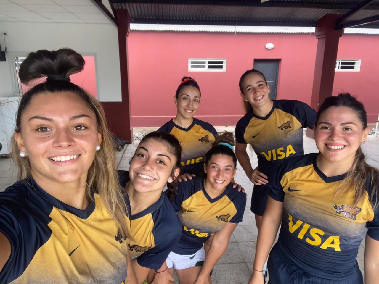 TUCUMÁN PRESENTE. De izquierda a Derecha: Azul Medina, Candela Delgado, Florencia Moreno (de pie), Giuliana Agüero (agachada), Andres Moreno y Giuliana Agüero. Foto: Gentileza Florencia Moreno 
