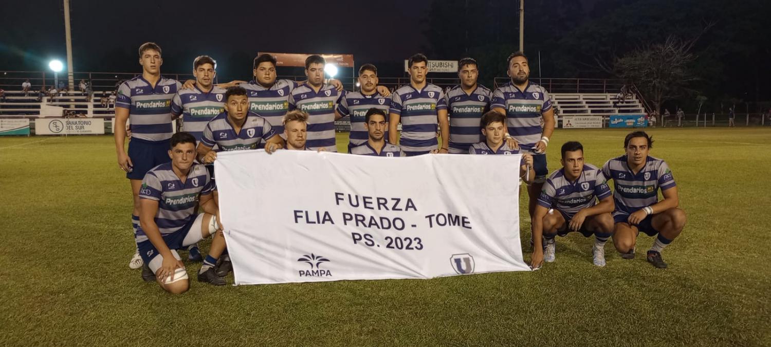 EL MENSAJE DE RESPALDO. El plantel de Universitario posa con una bandera en apoyo a Carlos Prado, por el fallecimiento de su mujer. FOTO: Tercer Tiempo NOA // Alvaro Jurao 