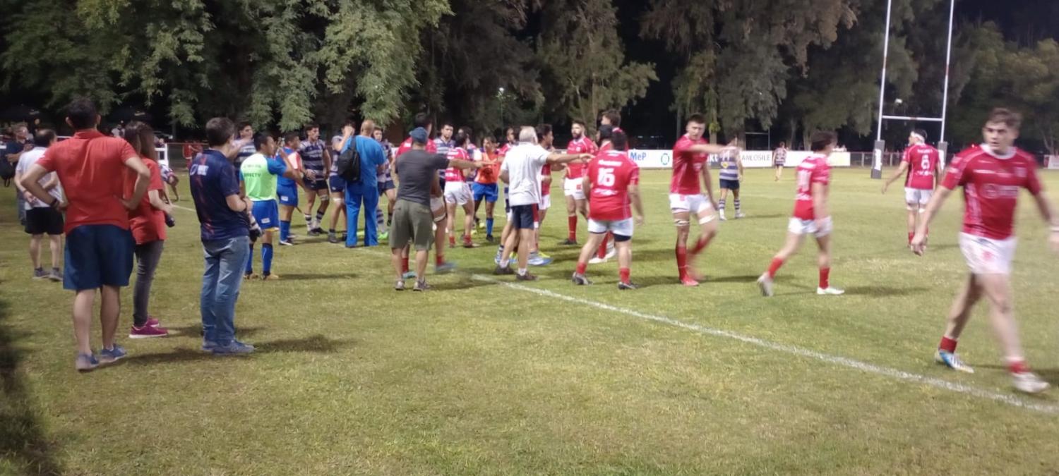 SE FUE DE LAS MANOS. Luego de la jugada que motivo en la expulsión de Del Pero, hubo forcejeos entre ambos equipos, pero no paso a mayores. FOTO: Tercer Tiempo NOA // Alvaro Jurao 