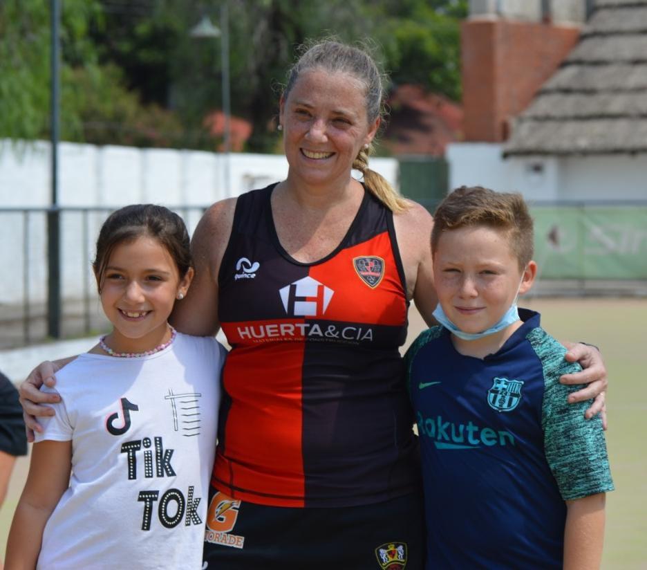 Iciar, flanqueada por sus hijos  en un alto de su pasion: el hockey. FOTO: Gentileza Iciar Lecuona  