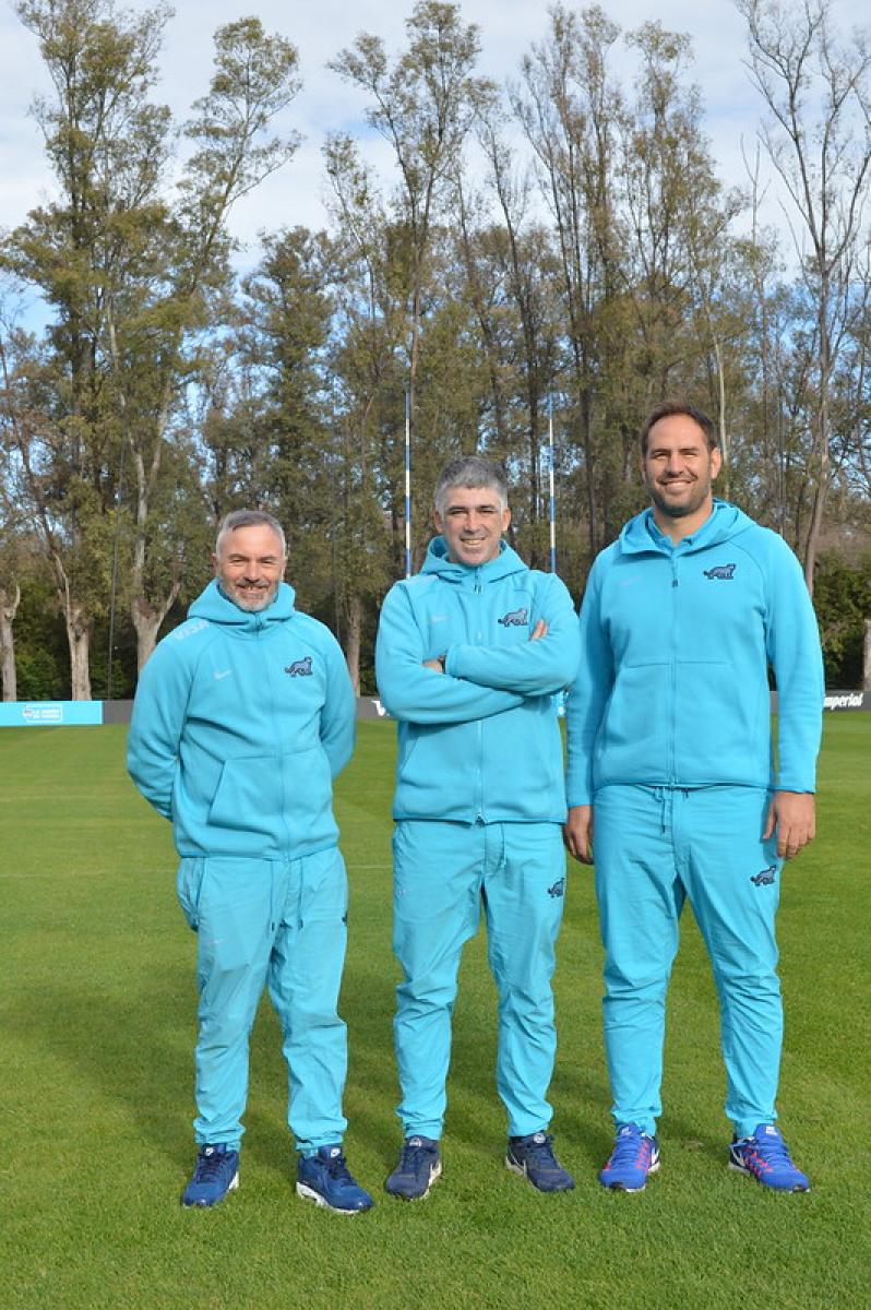 TOMA EL MANDO. Alvaro Galindo, el tercero de izquierda a derecha, es el head-coach del seleccionado luego de integrar el staff del año pasado que comandaba José Pellicena, el segundo de izquierda a derecha. Foto: Prensa UAR 