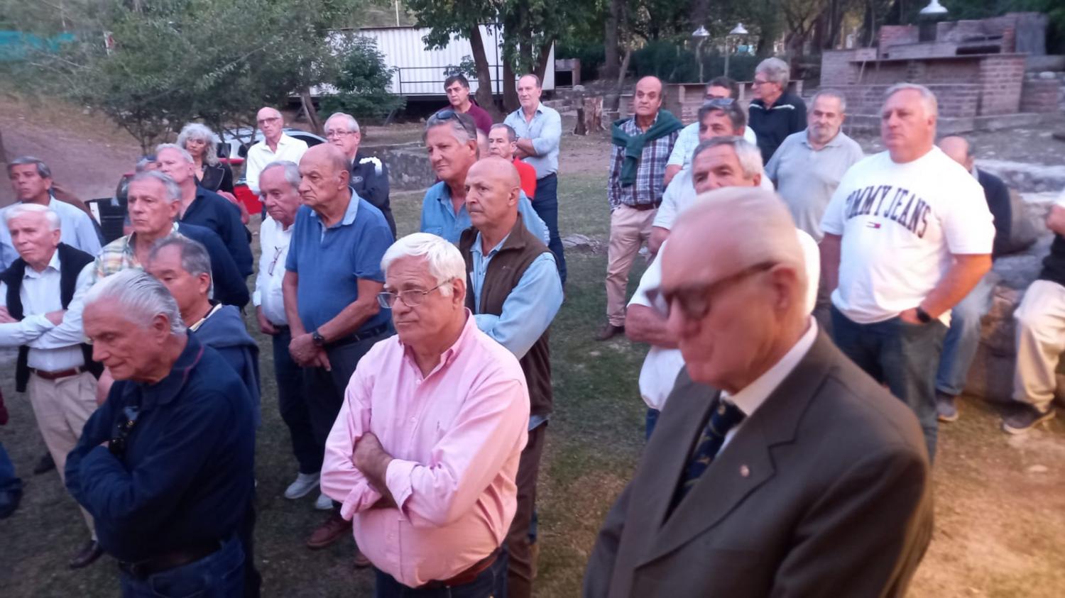 CUANDO UN AMIGO SE VA.  Amigos de Rizzo de Tala y varios clubes más se hicieron presente en Villa Warcalde para despedir a un emblema. Foto: Patricio Guzmán 