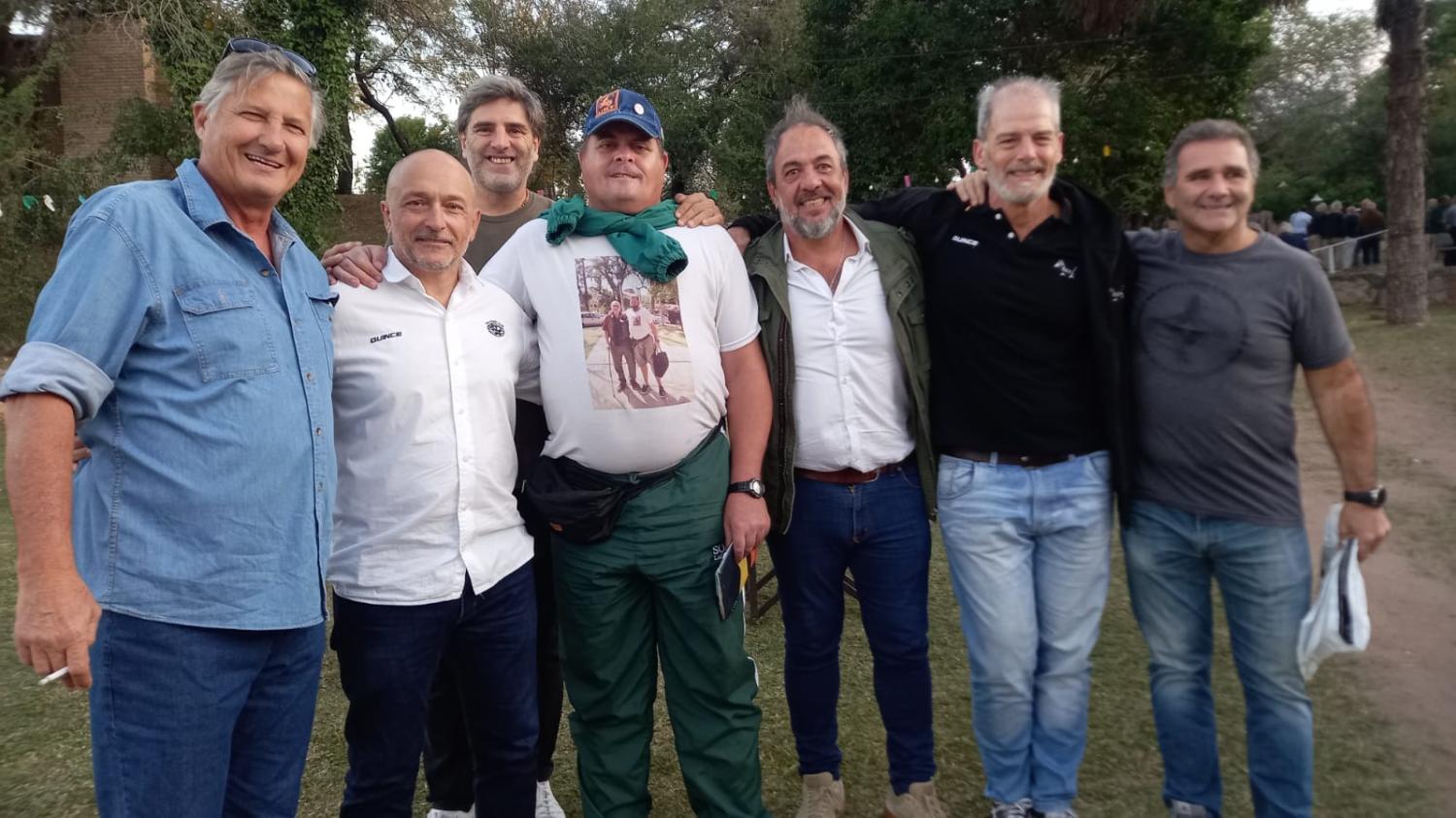  LOS AMIGOS DEL MONO.  Dirigentes y ex jugadores de ayer, rodean a  