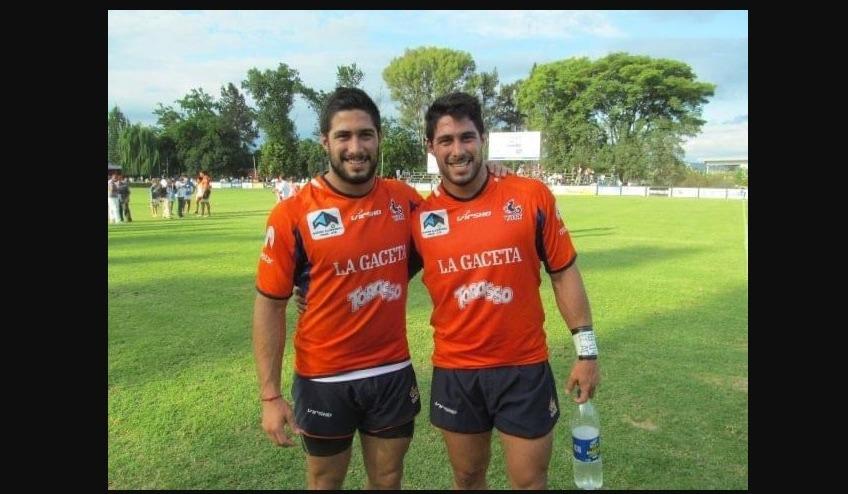  HERMANDAD GEMELA - Dos gotas de agua junto a su hermano Ezequiel, revestidos de naranja. Foto: Agustín Cortez 