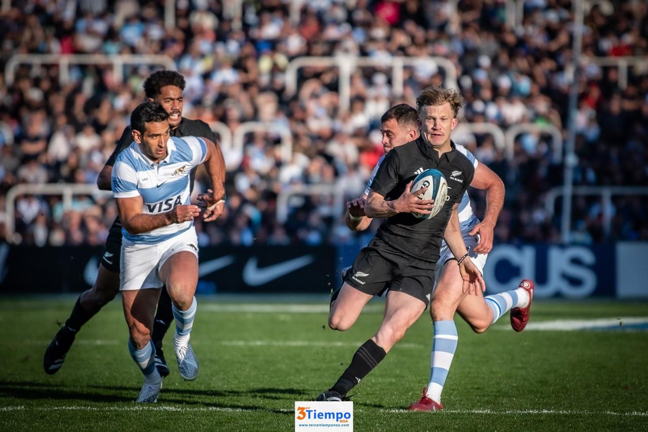 IMPARABLES. Los Pumas no pudieron frenar a los All Blacks, que anotaron siete tries en el ingoal argentino. FOTO: Christian Mas / Para TTNOA 
