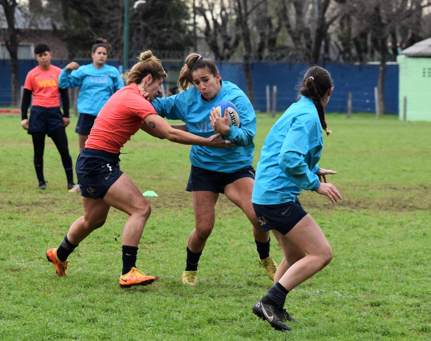 Andrea Moreno intentando quitarse la marca. Foto: Prensa UAR 
