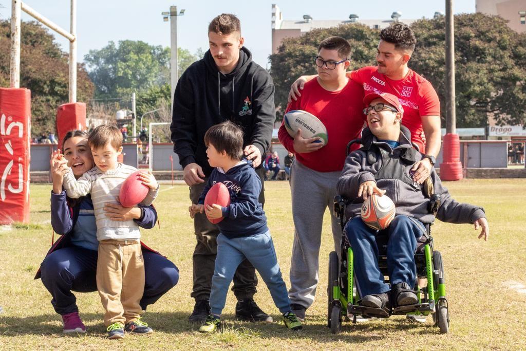 Mateo Carreras junto a los chicos de Husapucas en una jornada recreativa realizada este año. Foto: Gentileza Gastón Yance 