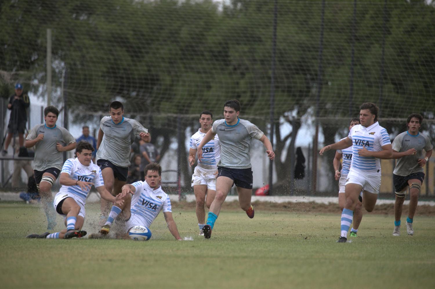 Bautista Martin, el primero de la izquierda, intentando capturar la pelota. Foto: Prensa UAR 