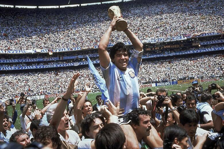  Maradona con la Copa del Mundo en México 86, por entonces, con la camiseta de Le Coq Sportif. Foto: Carlo Fumagalli - AP 