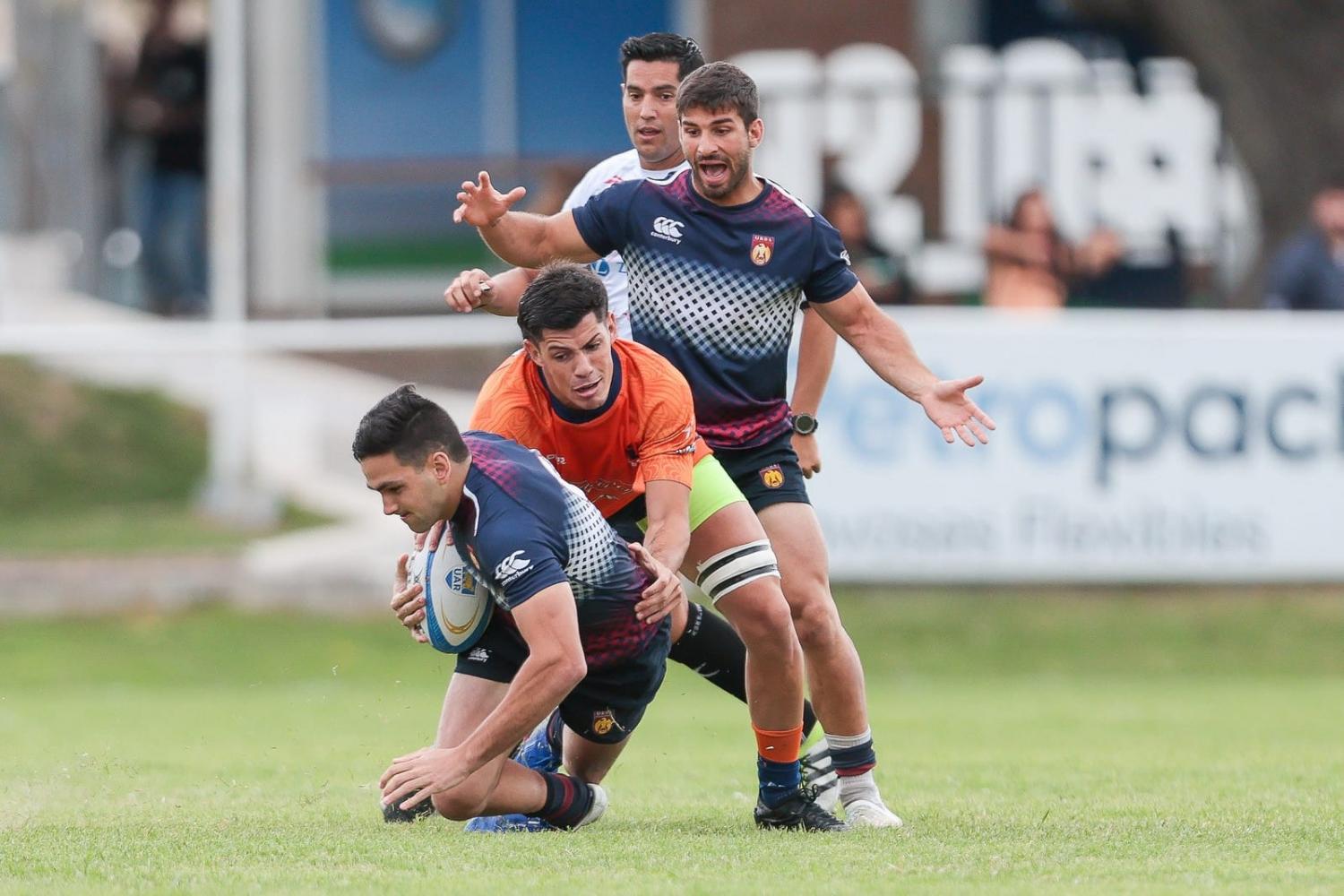 Sbrocco intentando quitarle la pelota al rival en el cruce de Tucumán con Buenos Aires. Foto: Prensa UER 