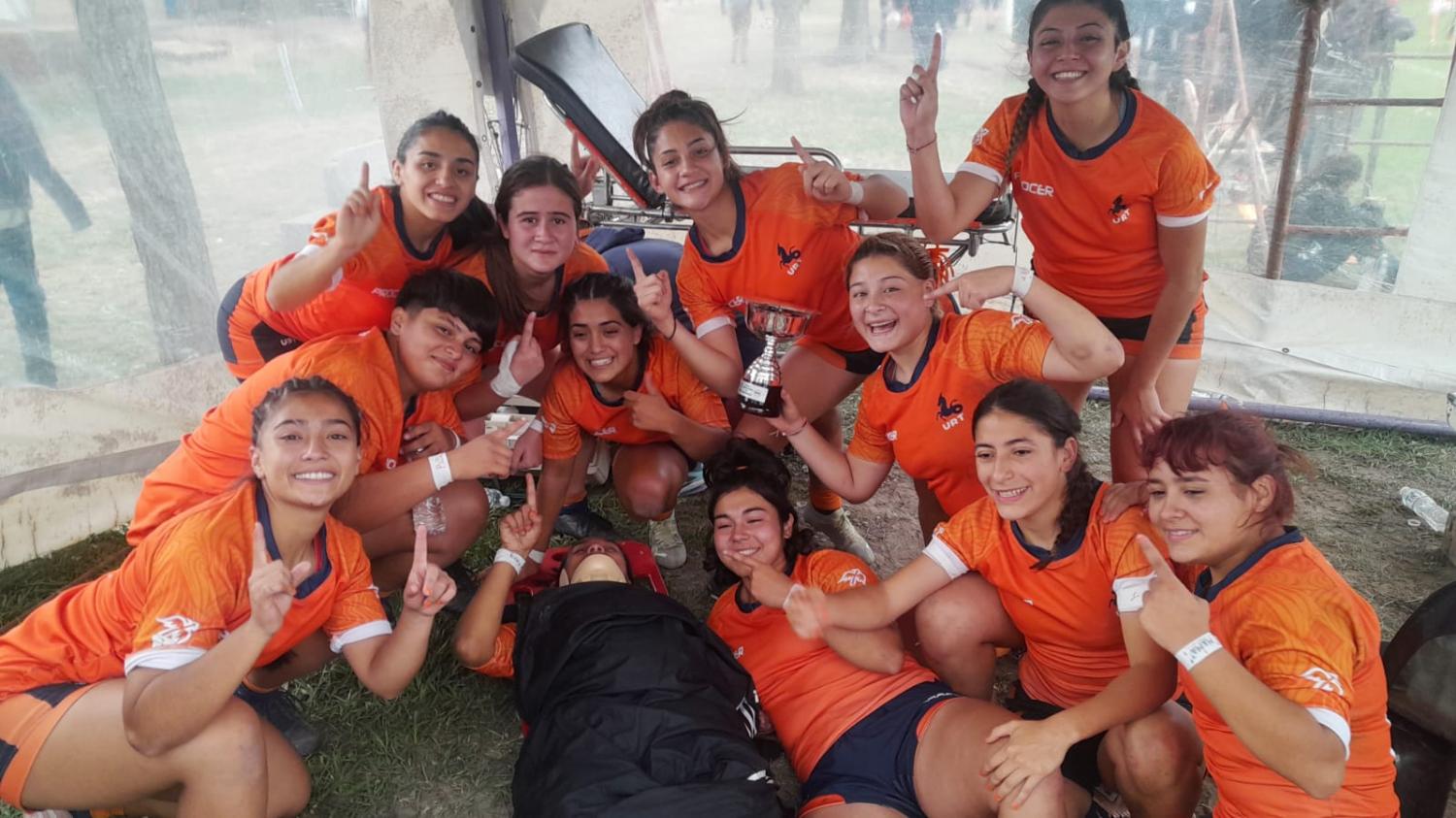 Todas las jugadoras (incluso la lesionada) festejando con la Copa. Foto: Tercer Tiempo Noa. 