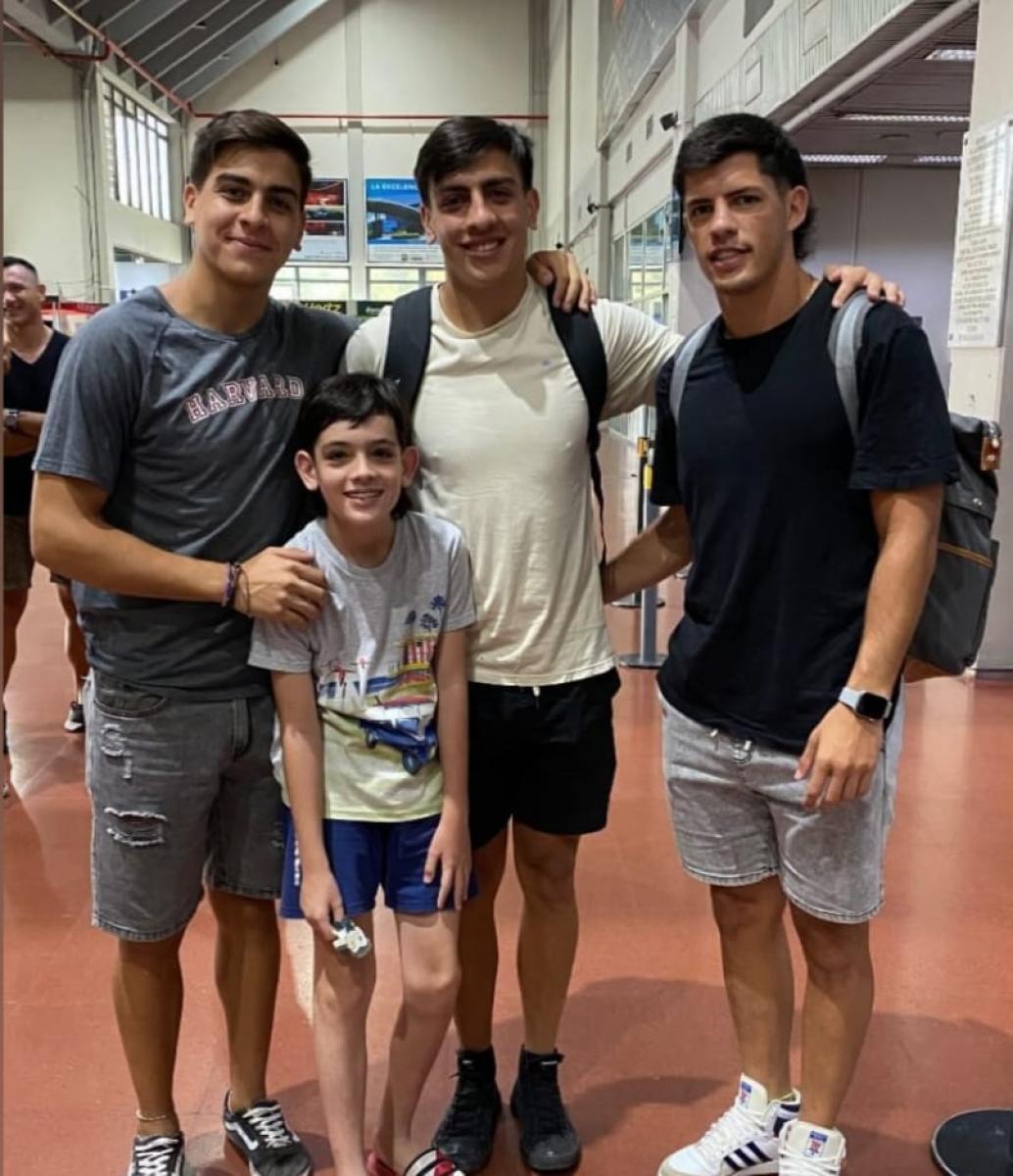 CON ILUSION EUROPEA. Thiago y Marcos se sacaron fotos con sus familiares previo a emprender viaje a Portugal. 