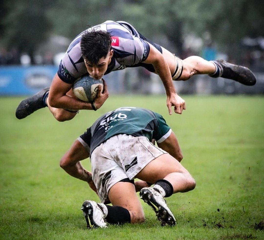 Thiago Sbrocco eludiendo un jugador de Tucumán Rugby en el clásico. Foto: Christian Mas 