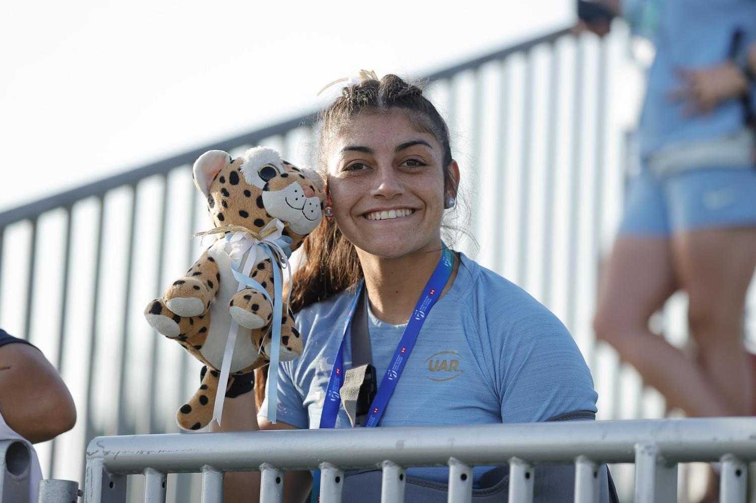 Candela Delgado y la mascota del seleccionado nacional femenino. Foto: Prensa UAR 